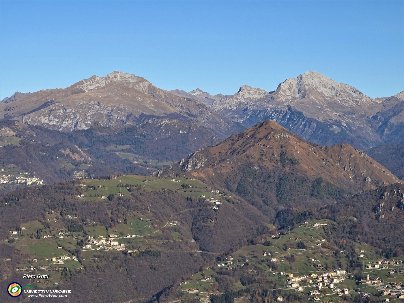 56 Zoom verso da sx Menna-Monte Gioco-Pizzo Arera.JPG